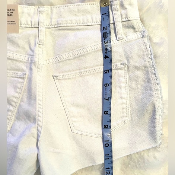 Universal Thread White with Black Side Detail Short Size 2 - Picture 12 of 14